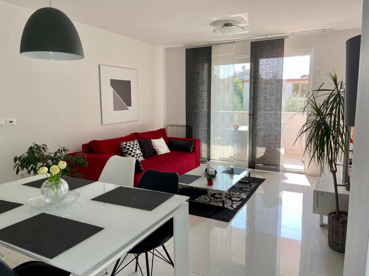 Apartments Bloom Near The Beach Пореч Экстерьер фото